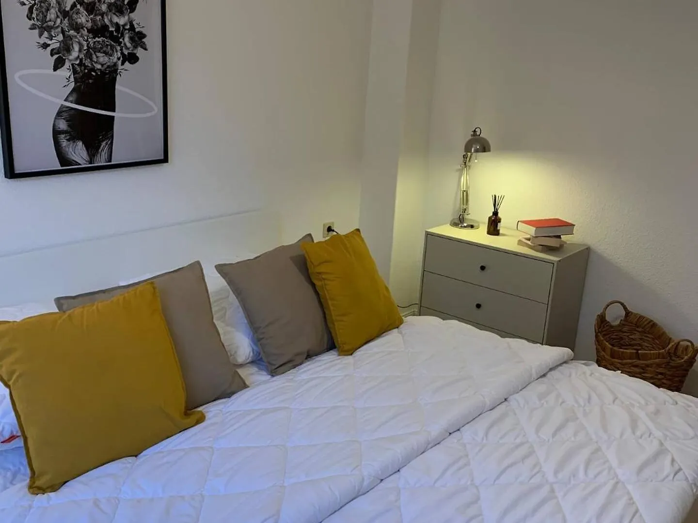 Wohnung Mit Garten & Parkplaetzen Βρέμη
